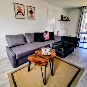 Holiday home No 7 - Bright, Spacious 3 Bed With Parking & Wifi, Huyton