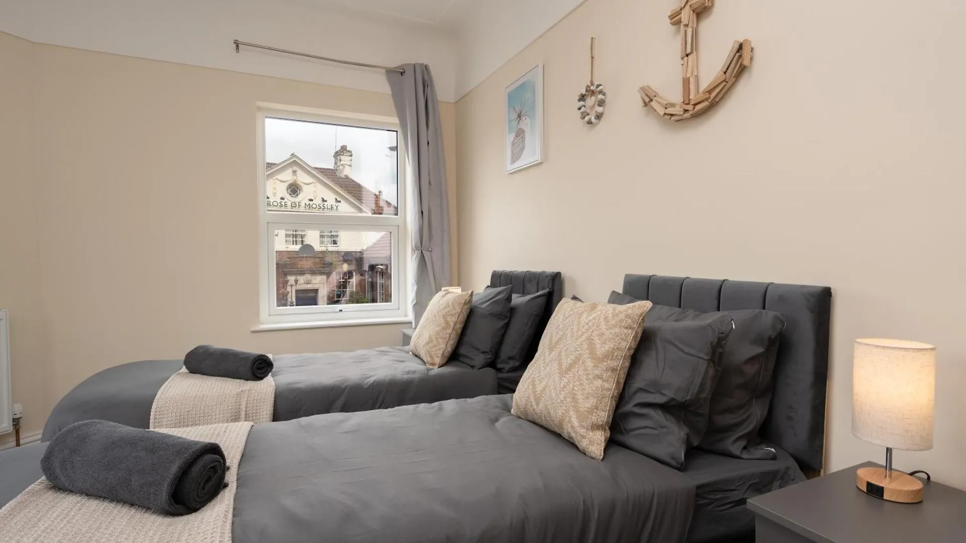Holiday home Large Cosy House - Free On Street Parking Villa Liverpool