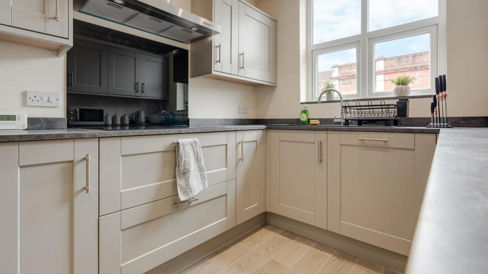 Large Cosy House - Free On Street Parking Villa Liverpool